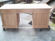 Bureau sur mesure, en chêne, 6 tiroirs, 1 porte