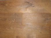 Parquet - Plancher massif neuf en chêne déforme brossé