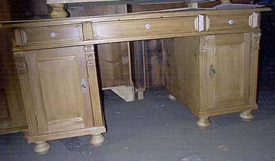 Bureau en pin, sur mesure, l'enfilade de 3 tiroirs, 1 porte à gauche et à droite
