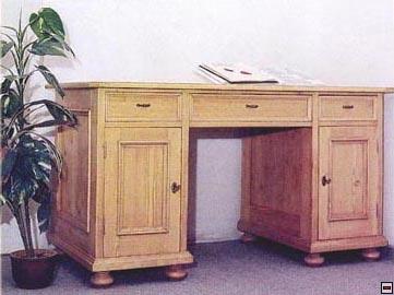 Bureau en pin, sur mesure, l'enfilade de 3 tiroirs, 1 porte à panneau à gauche et à droite