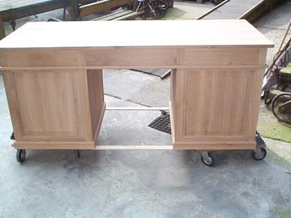 Bureau sur mesure, en chêne, 6 tiroirs, 1 porte