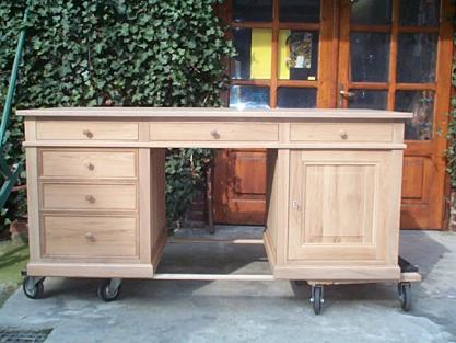 Bureau sur mesure, en chêne, 6 tiroirs, 1 porte