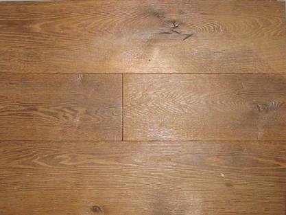 Parquet - Plancher massif neuf en chêne déforme brossé