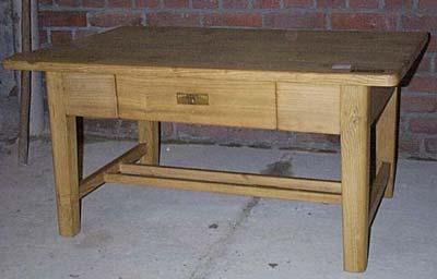 Table basse en pin, sur mesure, 1 tiroir, pieds reliés